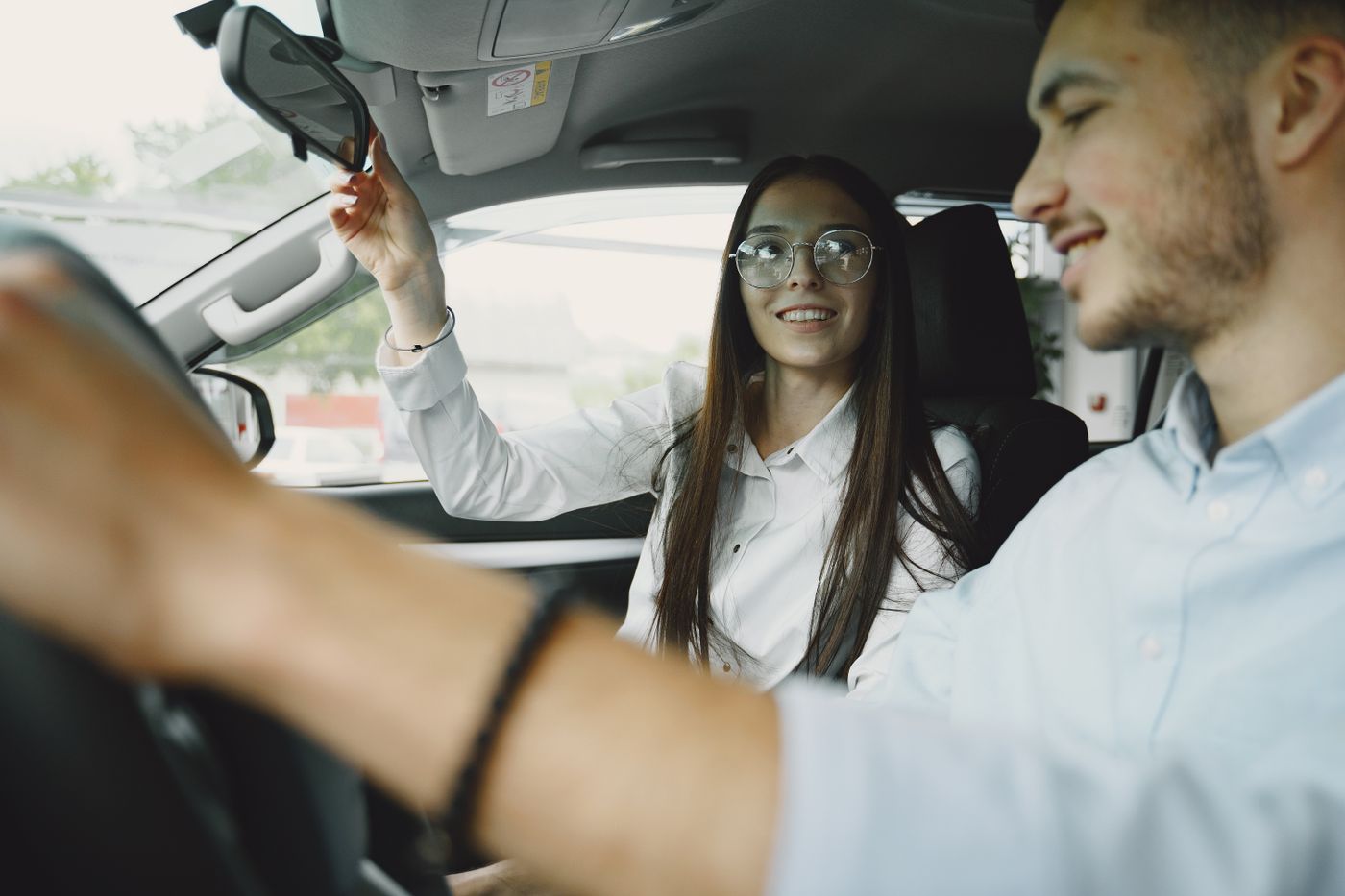 Alumna recibiendo una clase práctica con su profesor en Autoescuela Torres