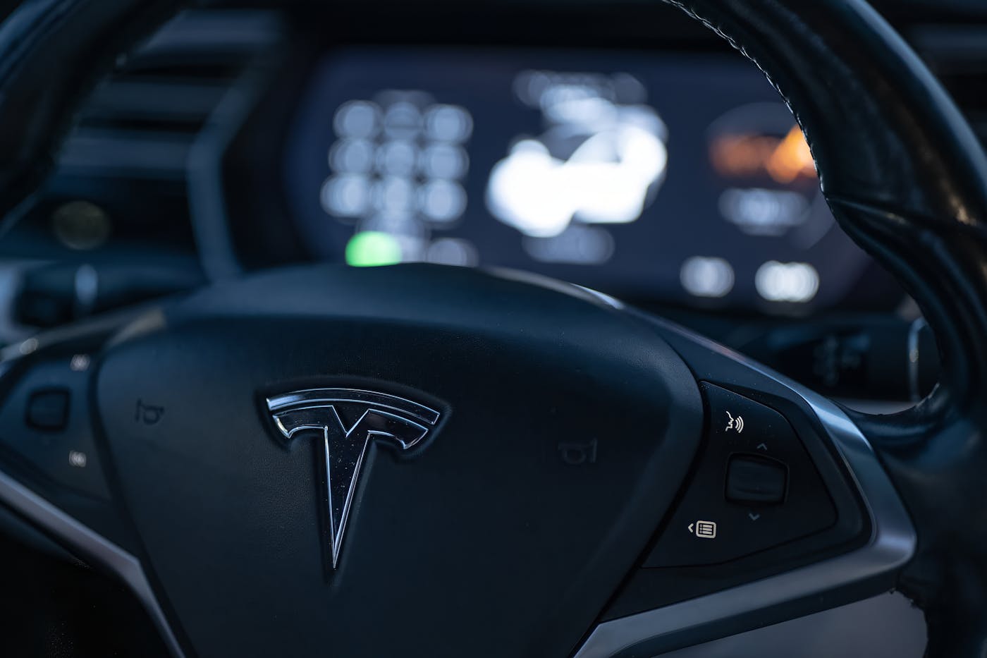 Volante y cuadro digital de un vehículo eléctrico moderno